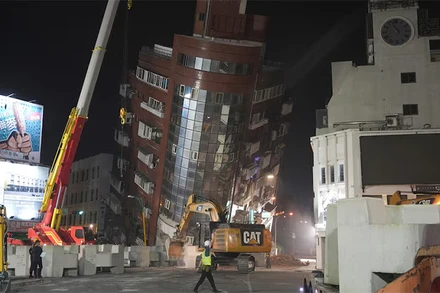 Công nhân làm việc tại hiện trường tòa nhà bị sập ở Hoa Liên, Đài Loan, Trung Quốc, tối 3/4/2024. (Ảnh: Reuters)