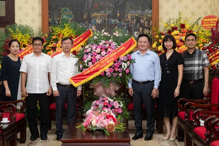 Các cơ quan, đơn vị thăm và chúc mừng Báo Nhân Dân