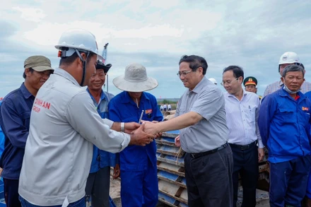 Thủ tướng Phạm Minh Chính thị sát, kiểm tra Dự án cao tốc Châu Đốc-Cần Thơ-Sóc Trăng