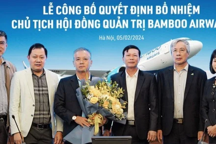 Tân Chủ tịch Hội đồng quản trị Bamboo Airways Phan Đình Tuệ (thứ ba từ trái sang) nhận hoa chúc mừng từ các thành viên Hội đồng quản trị và Ban Tổng Giám đốc.