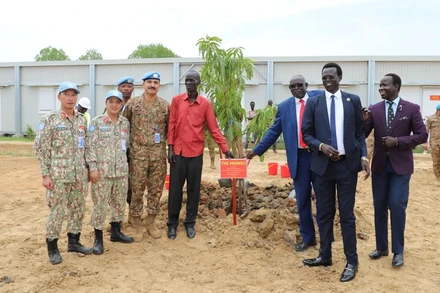 Các đại biểu tham dự sự kiện trồng cây kỷ niệm tại căn cứ Highway, Phái bộ UNISFA. 