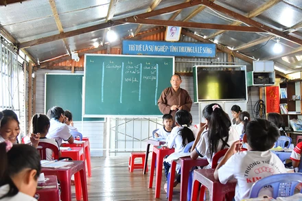 [Ảnh] Người "gieo chữ" nơi làng bè