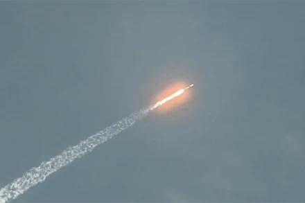 Tên lửa Falcon 9 mang theo các vệ tinh Starlink được phóng lên vũ trụ. (Ảnh: AFP/TTXVN)