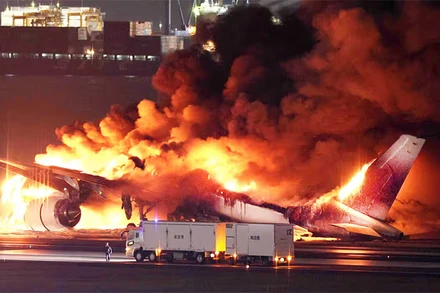 Đám cháy bốc lên biến máy bay thành quả cầu lửa. (Ảnh: REUTERS)