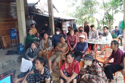 Bà con làng xóm đến động viên, chia buồn với gia đình hai nạn nhân. (Ảnh: XP)