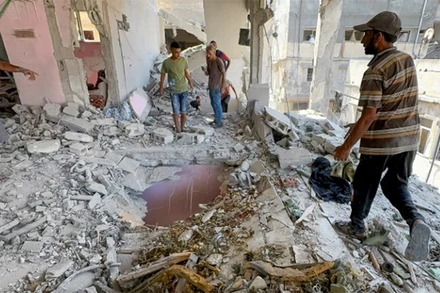 Cảnh đổ nát bên trong một ngôi nhà tại thành phố Gaza, ngày 12/8/2024. (Ảnh: Reuters)