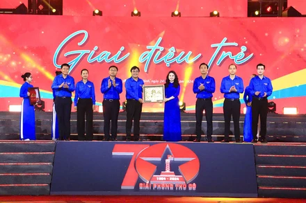 Đại diện tuổi trẻ Thủ đô và thành phố mang tên Bác trao quà lưu niệm tại chương trình.