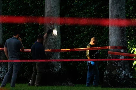Lực lượng chức năng làm việc tại sân golf Trump International Golf Club, bang Florida, ngày 15/9/2024. (Ảnh: Reuters)