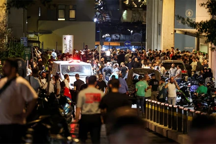Người dân tập trung bên ngoài Bệnh viện American University of Beirut Medical Center (AUBMC) tại Beirut, Lebanon, ngày 17/9/2024. (Ảnh: Reuters)
