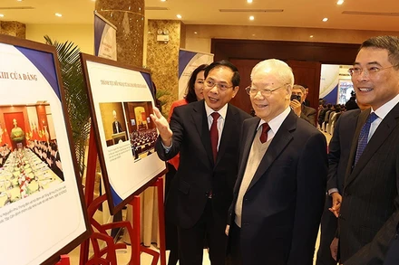 Tổng Bí thư Nguyễn Phú Trọng tham quan triển lãm ảnh về ngoại giao Việt Nam tại Hội nghị Ngoại giao lần thứ 32. (Ảnh: TTXVN)