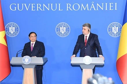 Thủ tướng Phạm Minh Chính và Thủ tướng Romania Ion-Marcel Ciolacu tại cuộc gặp gỡ, trao đổi thông tin với báo chí. 