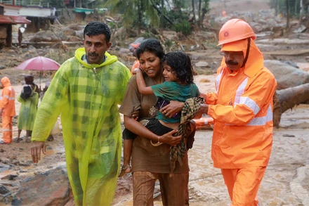 Lực lượng cứu nạn giúp người dân di chuyển tới nơi an toàn hơn sau vụ sạt lở tại Wayanad, bang miền nam Kerala, Ấn Độ, ngày 30/7/2024. (Ảnh: Reuters)