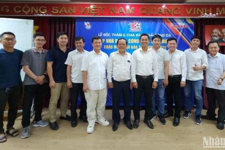 Đại diện Ban tổ chức và các đội bóng tại lễ bốc thăm.