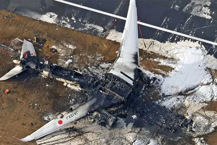 Toàn cảnh máy bay bị thiêu rụi trên sân bay Haneda. (Ảnh: REUTERS)