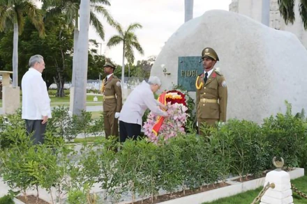 Tổng Bí thư Nguyễn Phú Trọng và Bí thư thứ nhất Ban Chấp hành Trung ương Đảng Cộng sản Cuba, Chủ tịch Hội đồng Nhà nước và Hội đồng Bộ trưởng Cuba Raun Caxtơrô viếng mộ đồng chí Phiđen Caxtơrô, ngày 30/3/2018. (Ảnh: TTXVN)