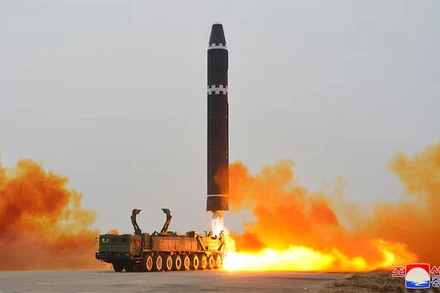 Tên lửa đạn đạo liên lục địa Hwasong-15 được phóng từ Sân bay quốc tế Bình Nhưỡng, Triều Tiên, ngày 18/2/2023. (Ảnh: KCNA)