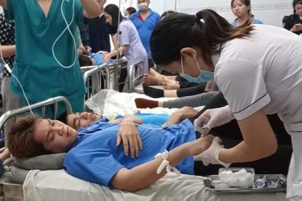 Các y, bác sĩ Trung tâm Y tế huyện Trảng Bom tập trung điều trị các công nhân nhập viện nghi bị ngộ độc sau khi ăn bánh đa cua.