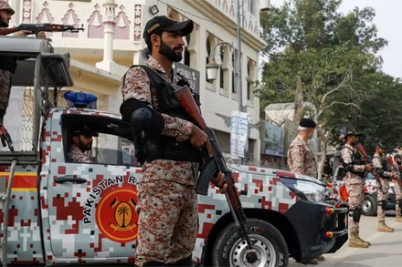 Lực lượng bán quân sự đứng gác trên một tuyến đường tại thành phố Karachi, Pakistan, ngày 7/2/2024. Ảnh: REUTERS