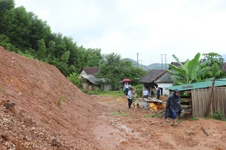 Điểm sạt lở tại núi Van Cà Vãi, thị trấn Di Lăng, huyện miền núi Sơn Hà đe dọa đến tính mạng và tài sản của người dân. 