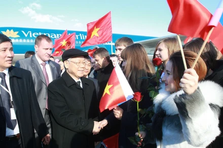 Thị trưởng thành phố Sochi Anatoliy Pakhomov và một số quan chức thành phố cùng Chủ tịch Hội Người Việt và đại diện cộng đồng người Việt Nam đón Tổng Bí thư Nguyễn Phú Trọng tại sân bay Adler, thành phố Sochi, Liên bang Nga. (Ảnh: TTXVN) 