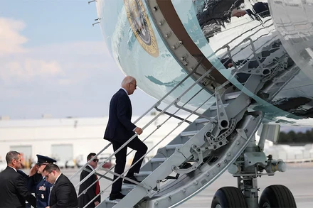 Tổng thống Mỹ Joe Biden lên chuyên cơ Air Force One tại sân bay quốc tế Harry Reid ở thành phố Las Vegas, bang Nevada, ngày 17/7/2024. (Ảnh: Reuters)