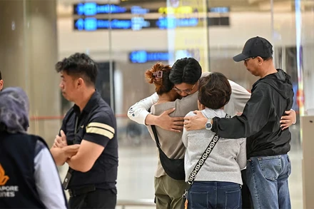 Một hành khách trên chuyến bay gặp sự cố đã đến sân bay Changi ở Singapore ngày 22/5/2024. (Ảnh: Reuters)
