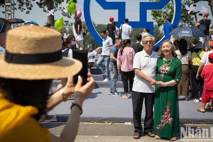 Người dân háo hức chụp ảnh trước các mô hình được lắp dựng bên hồ Hoàn Kiếm. (Ảnh: Sơn Tùng)