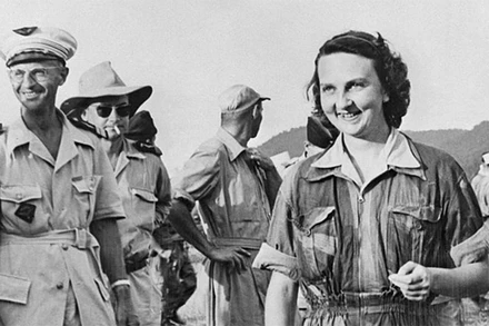 Hình ảnh tư liệu của bà Geneviève de Galard thời điểm trở về từ Điện Biên Phủ. (Ảnh: TTXVN)