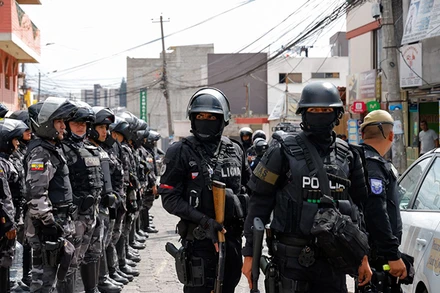 Cảnh sát rời khỏi nhà tù El Inca sau một chiến dịch an ninh do bạo loạn, sau sự biến mất của Jose Adolfo Macias, thủ lĩnh nhóm tội phạm Los Choneros, ở Quito, Ecuador, ngày 8/1/2024. (Ảnh: REUTERS)