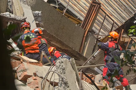 Lực lượng khẩn cấp đang xác định vị trí của các nạn nhân bị vùi lấp trong tòa nhà bị sập sau trận động đất tại Đài Loan (Trung Quốc), ngày 3/4/2024. (Ảnh: Getty Images)