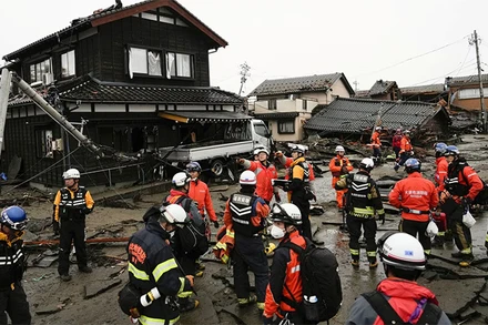 Lực lượng cứu hỏa và cảnh sát tiến hành công tác tìm kiếm và cứu nạn tại thành phố Suzu, tỉnh Ishikawa, Nhật Bản, ngày 3/1/2024. (Ảnh: KYODO)