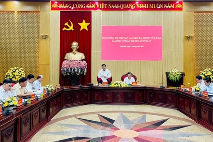 Đoàn công tác bày tỏ ấn tượng với những thành tích của tỉnh Ninh Bình qua 40 năm thực hiện đường lối đổi mới và 32 năm tái lập tỉnh; đồng thời, đánh giá cao các báo cáo trình bày tại buổi làm việc được chuẩn bị bài bản, công phu, khoa học, giúp Đoàn công tác thu hoạch nhiều vấn đề cả về lý luận và thực tiễn.