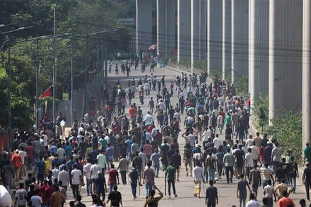 Người biểu tình đụng độ với cảnh sát và người ủng hộ chính phủ tại Dhaka, Bangladesh, ngày 4/8/2024. (Ảnh: Reuters)