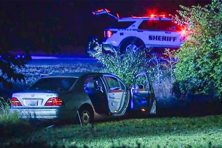 Nghi phạm vụ nổ súng lái xe bỏ chạy, sau đó lao xe xuống mương nước rồi dùng súng tự sát. (Nguồn: WLWT)