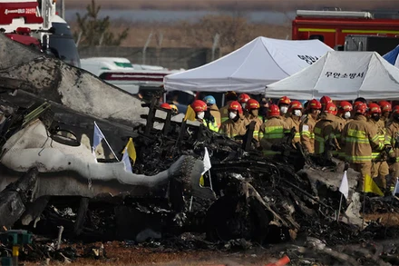 Lực lượng cứu nạn làm việc tại hiện trường. (Ảnh: Reuters)