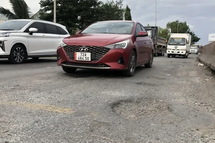 Nhiều "ổ gà" xuất hiện trên quốc lộ 51, đoạn qua địa phận thành phố Biên Hòa, tỉnh Đồng Nai. (Ảnh: THIÊN VƯƠNG)