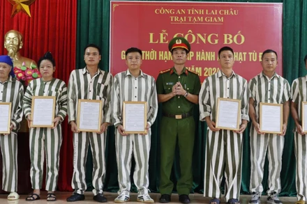 Lãnh đạo Công an Lai Châu trao quyết định giảm án trong đợt Quốc khánh cho các phạm nhân.