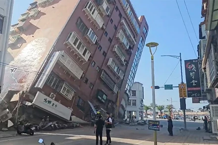 Tòa nhà bị sập tại huyện Hoa Liên, phía đông Đài Loan (Trung Quốc), ngày 3/4/2024. (Ảnh: AP)