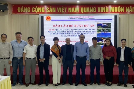 Đoàn công tác của cơ quan phát triển Pháp tại buổi làm việc tại huyện Tuần Giáo.