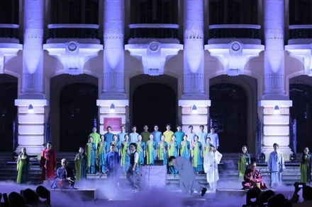 Kiến trúc Nhà hát Lớn trở thành nền cho các hoạt động nghệ thuật trong đêm khai mạc.