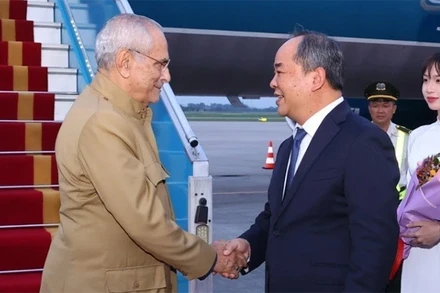 Chủ nhiệm Văn phòng Chủ tịch nước Lê Khánh Hải đón Tổng thống Timor-Leste Jose Ramos-Horta tại Sân bay quốc tế Nội Bài. (Ảnh: TTXVN)