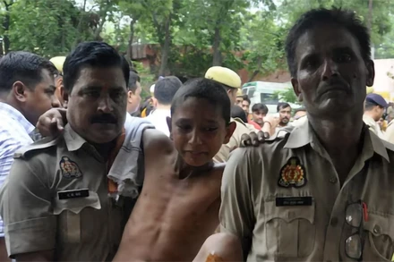 Cảnh sát đưa người bị thương trong vụ giẫm đạp tới bệnh viện tại quận Hathras, bang Uttar Pradesh, Ấn Độ, ngày 2/7/2024. (Ảnh: Reuters)