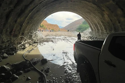 [Ảnh] Ở nơi “thâm sơn cùng cốc” đang làm cao tốc nối rừng và biển