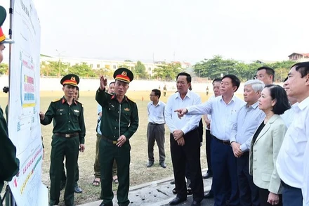 Đồng chí Trương Thị Mai cùng các thành viên đoàn công tác kiểm tra công tác chuẩn bị diễu binh diễu hành tại Sân vận động tỉnh Điện Biên.