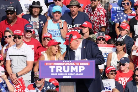 Phản ứng của cựu Tổng thống Mỹ Donald Trump và những người tham gia sự kiện vận động tranh cử của ông khi tiếng súng xuất hiện. (Ảnh: Reuters)