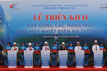 Các đại biểu tham gia bấm nút triển khai xây dựng Nhà máy Nhiệt điện Na Dương II.