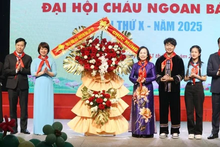 Lãnh đạo Tỉnh Ủy, Hội đồng nhân dân, Ủy ban nhân dân, Ủy ban Mặt trận Tổ quốc tỉnh tặng hoa chúc mừng Đại hội Cháu ngoan Bác Hồ. 