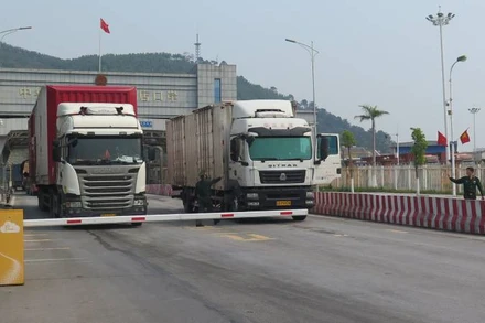 Xe chở hàng hóa xuất, nhập khẩu qua cửa khẩu Chi Ma, Lộc Bình, Lạng Sơn.