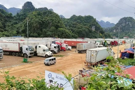Xe chở hàng hóa xuất khẩu tồn ở Khu phi thuế quan Tân Mỹ, huyện Văn Lãng (Lạng Sơn).