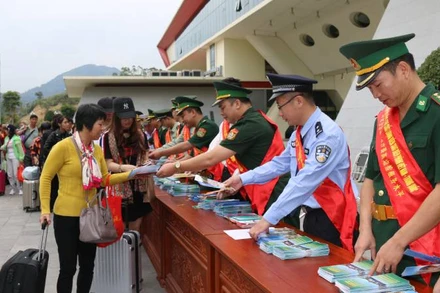 Đồn Biên phòng cửa khẩu quốc tế Hữu Nghị, Lạng Sơn (Việt nam), phối hợp Trạm Biên phòng Hữu Nghị Quan, Quảng Tây (Trung Quốc), phát tờ rơi tuyên truyền pháp luật cho du khách qua lại cửa khẩu.